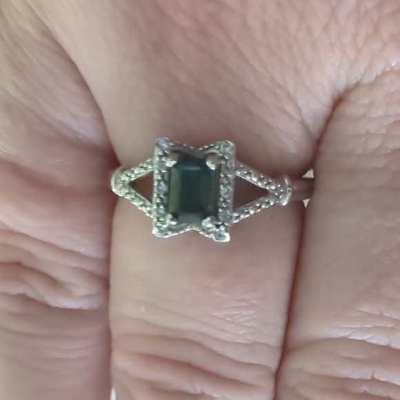 Avon simulated emerald in silver size 9 - Picture 2 of 2